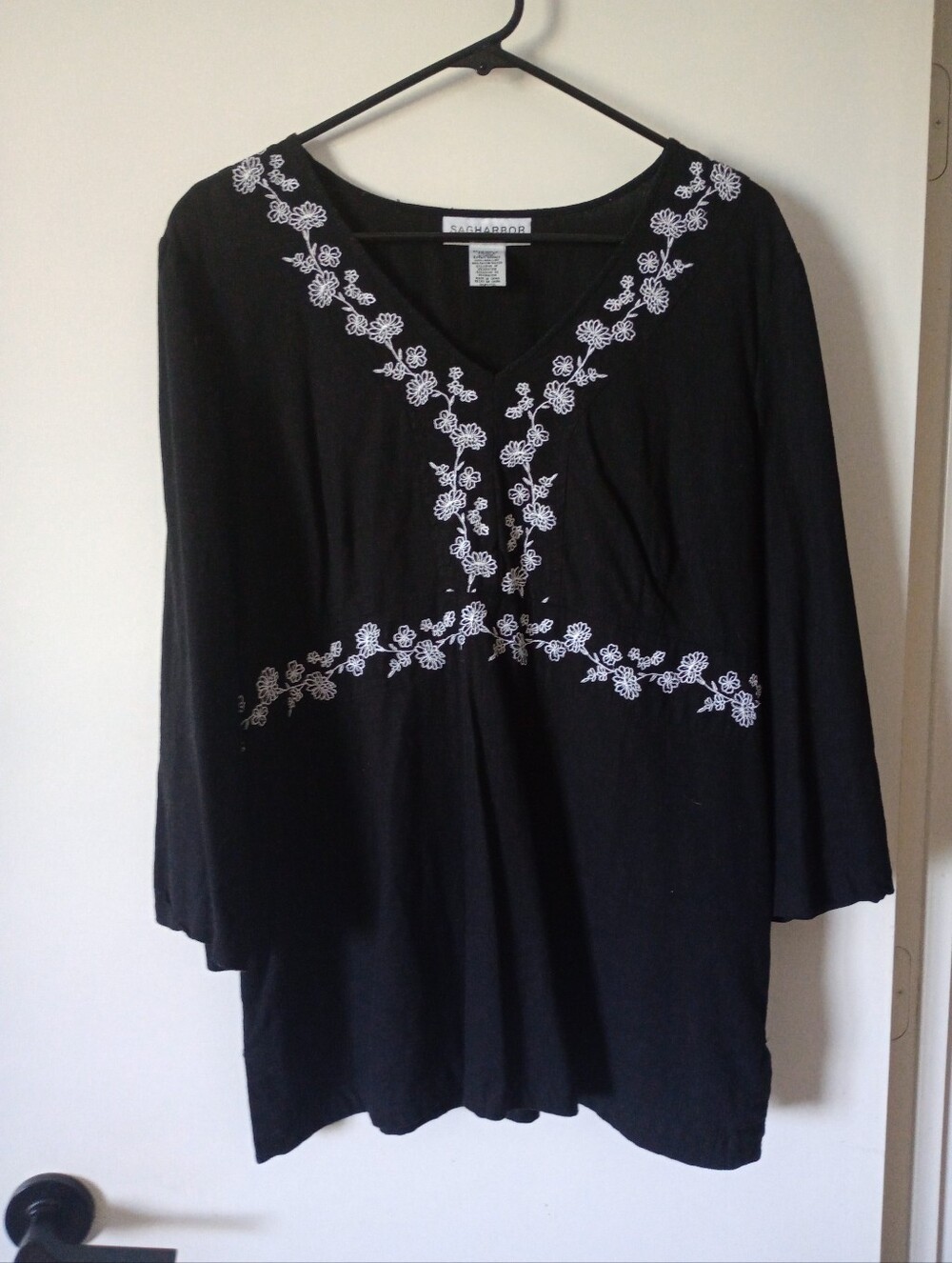 Sag Harbor Black Tunic with White Floral Embroidery Size XL
